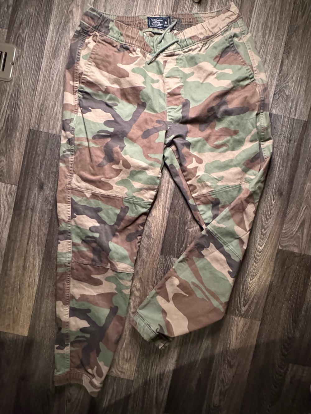 Abercrombie & Fitch Green and Brown Camo Cargo Pants